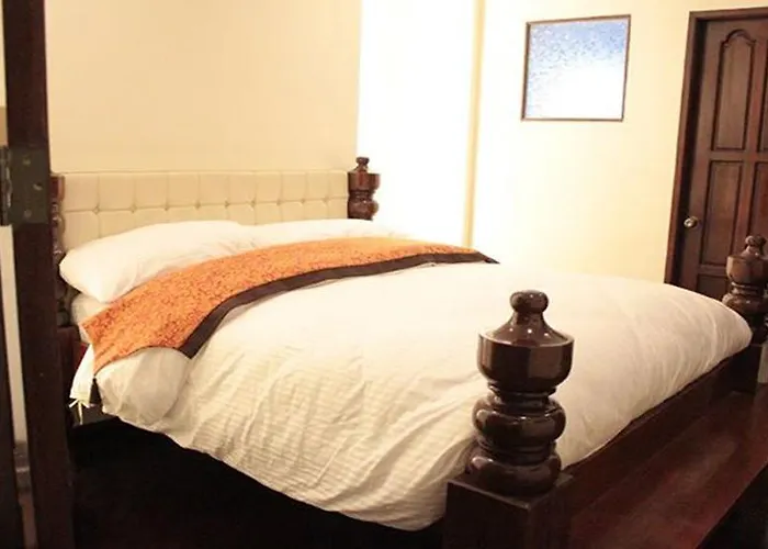 F8 Inn - Formerly F8 Bed & Breakfast